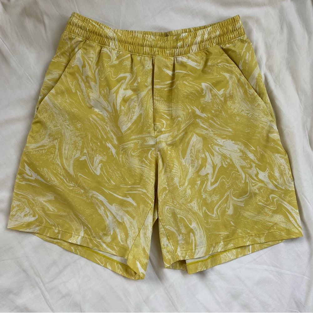 Lululemon Yellow Patterned 7 Inch Pace Breakers Size Medium. Great condition